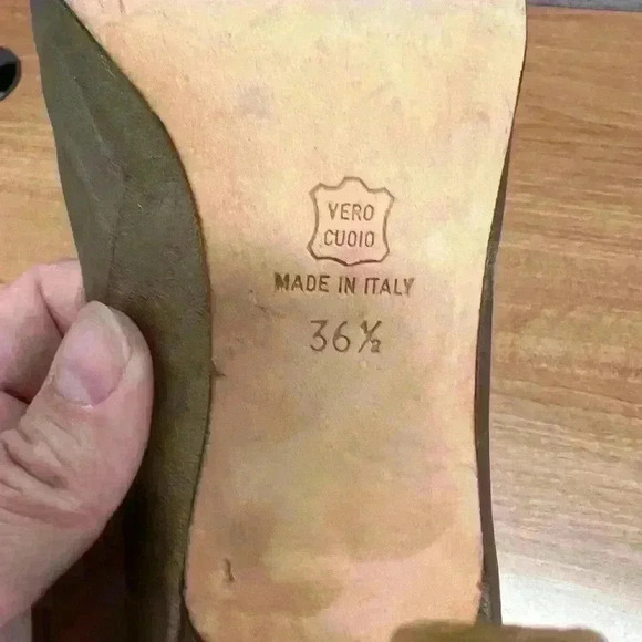 MANOLO BLAHNIK Light Brown Satin Pump Pointed Heels - Picture 2 of 4